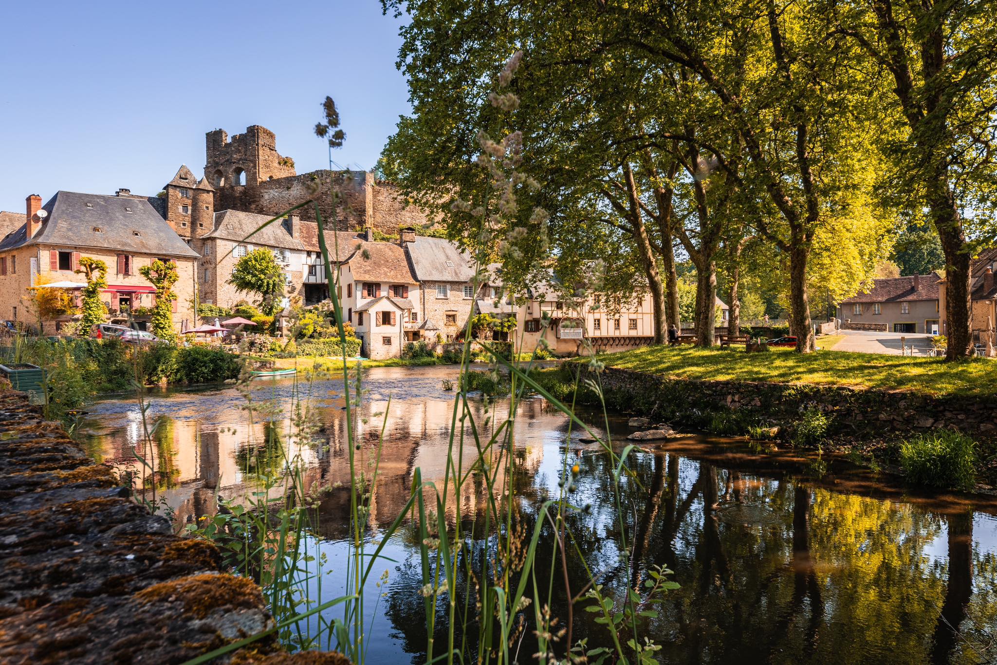 Village de Ségur-le-Château au bord de la rivière