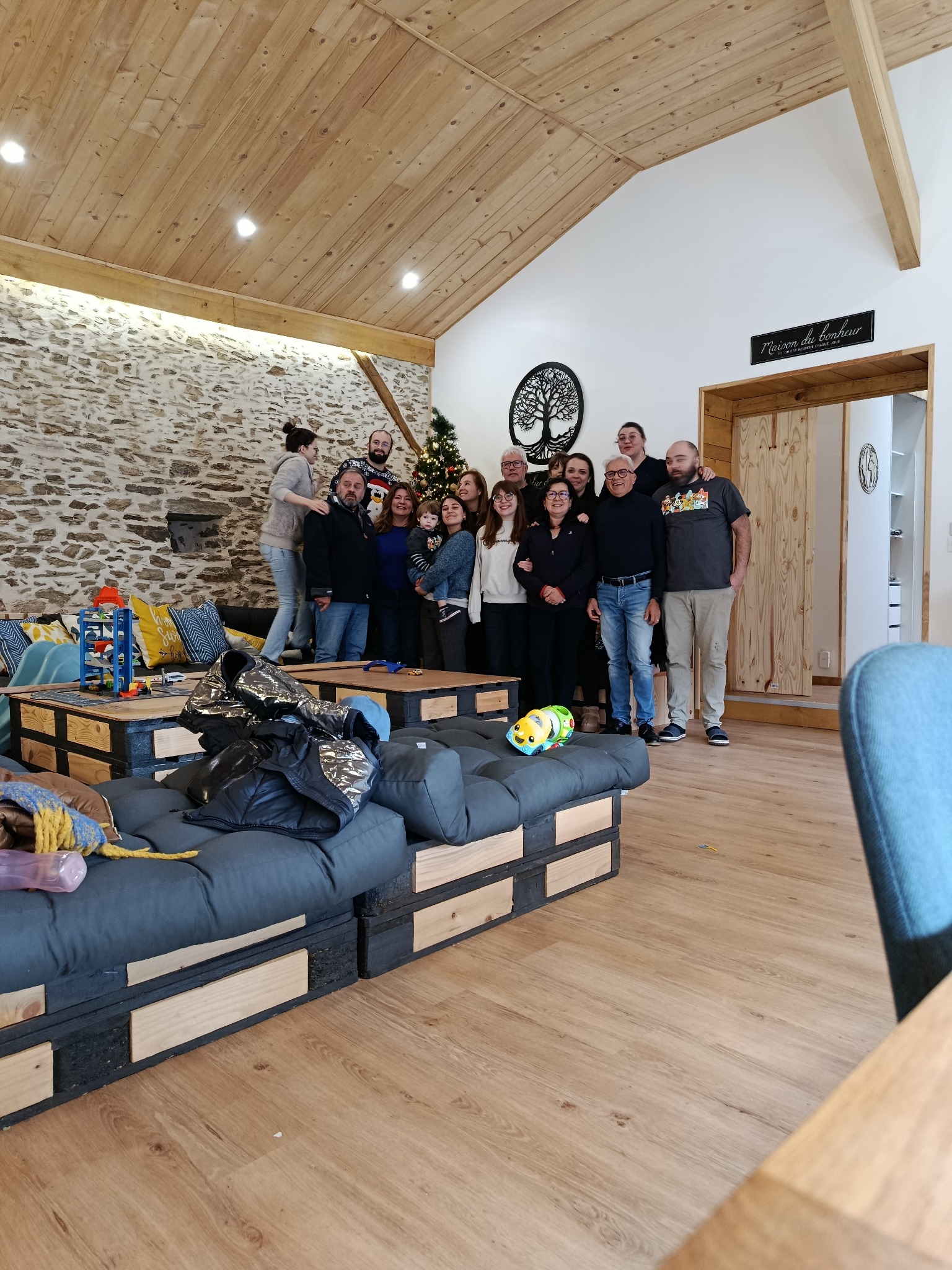 Grande famille réunie dans le salon du domaine