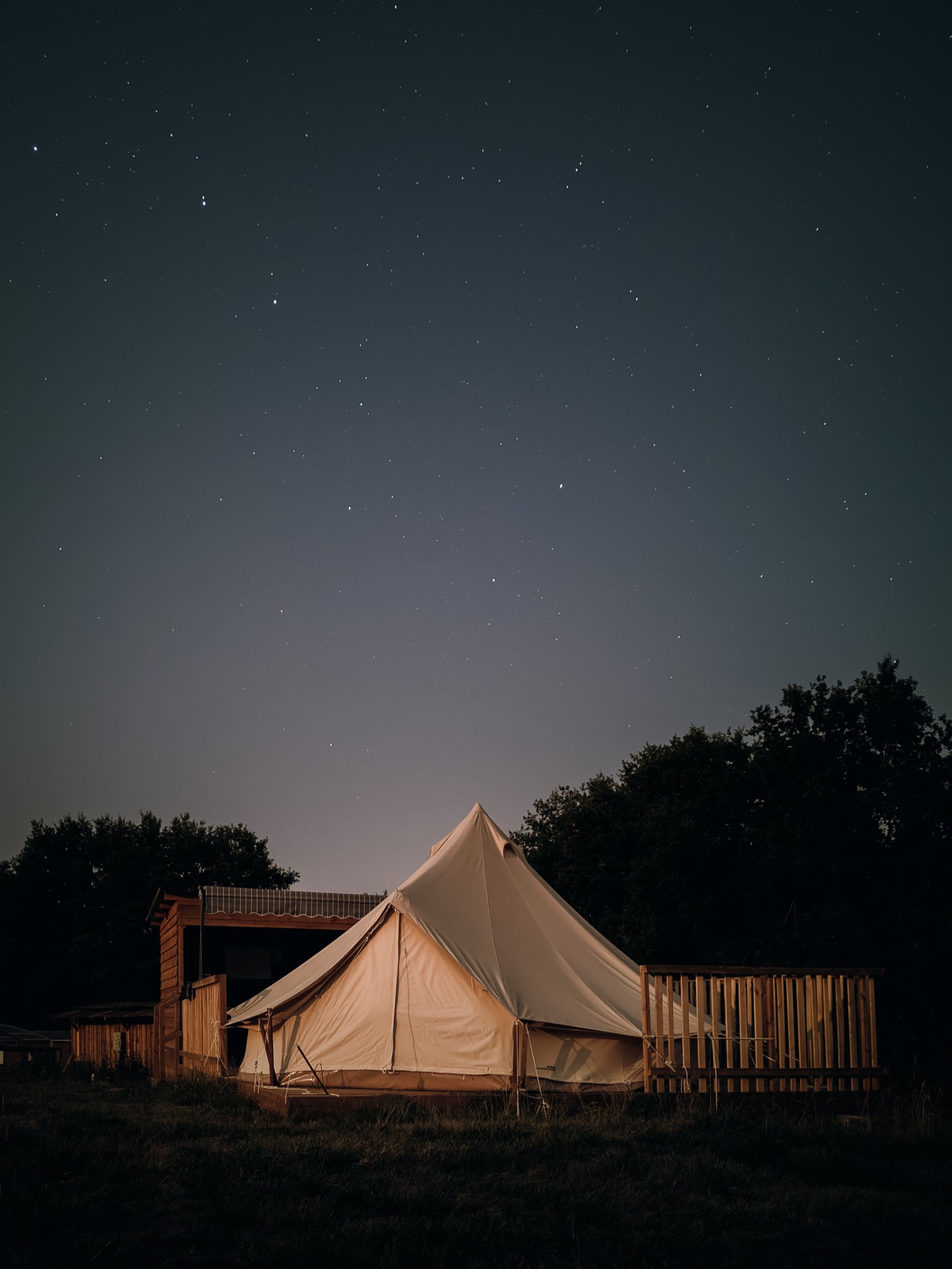 Tente glamping sous un ciel étoilé aux Secrets de la Nature