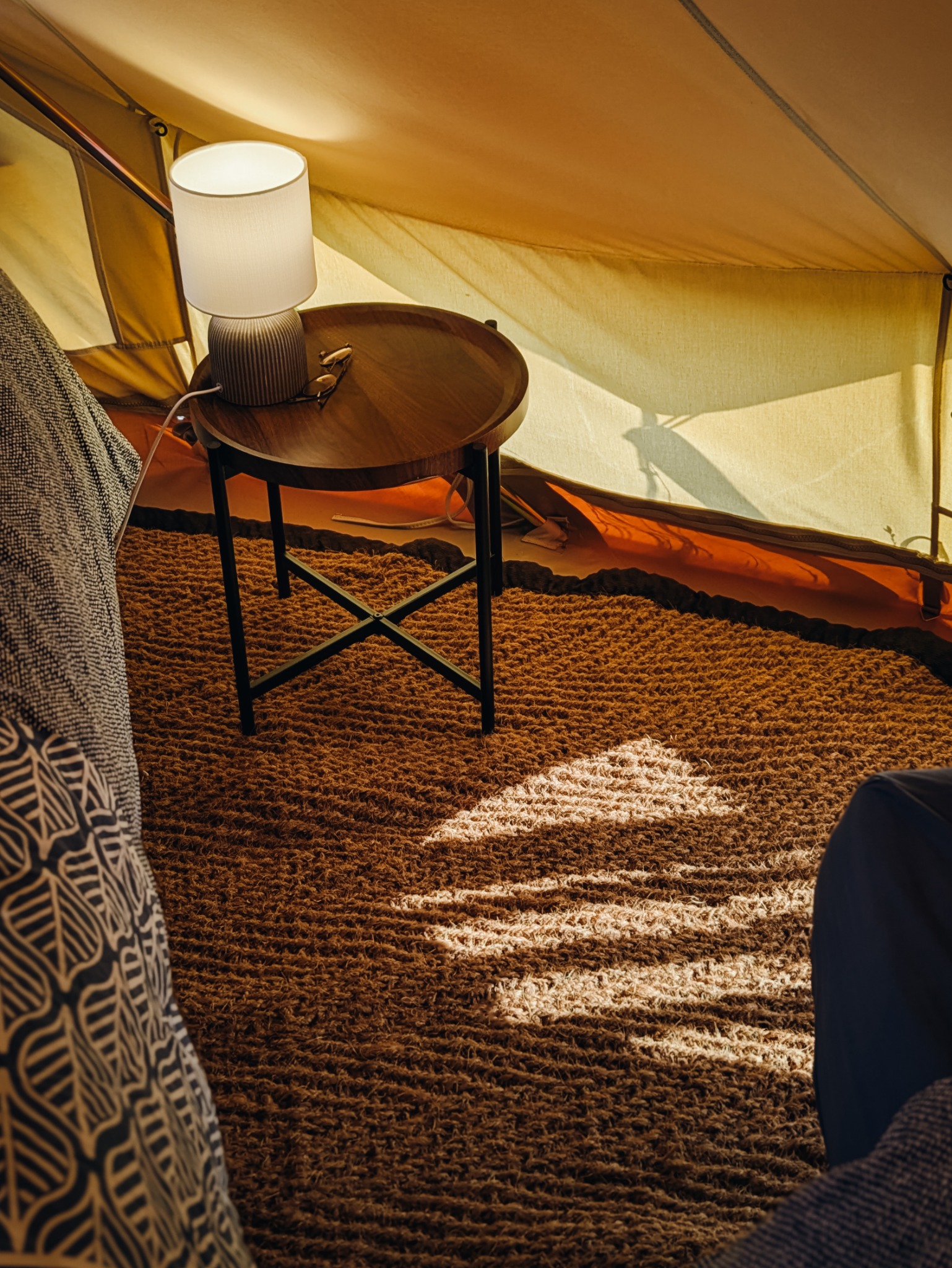 Vue intérieure d’une tente glamping avec vrais lits confortables
