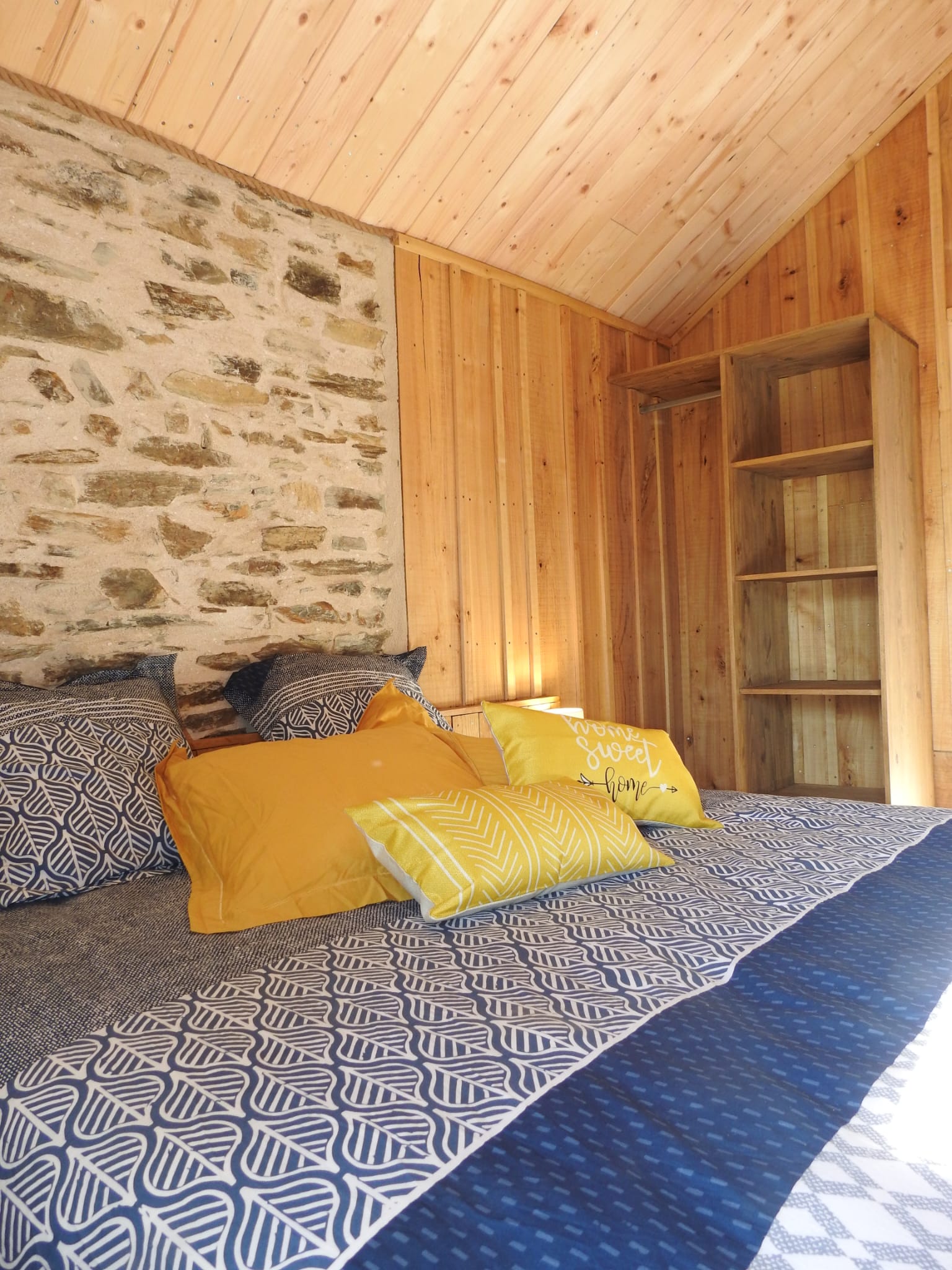 Détail de la literie et des coussins de la Chambre Plume