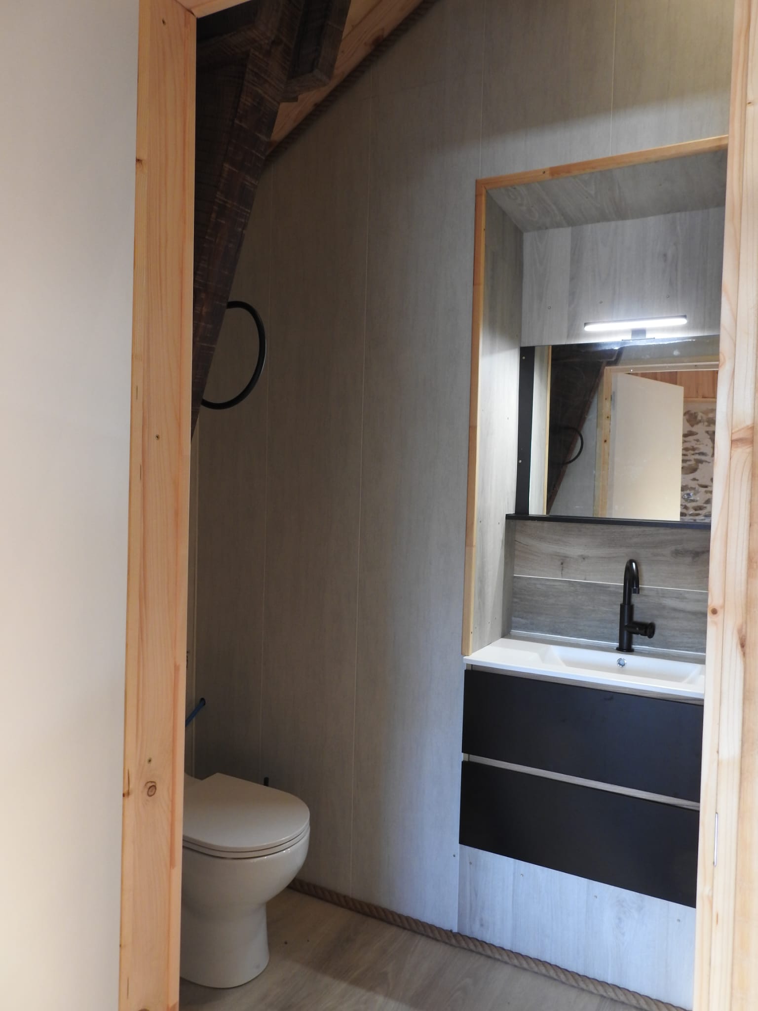 Salle de bain privative de la Chambre Plume avec douche et lavabo
