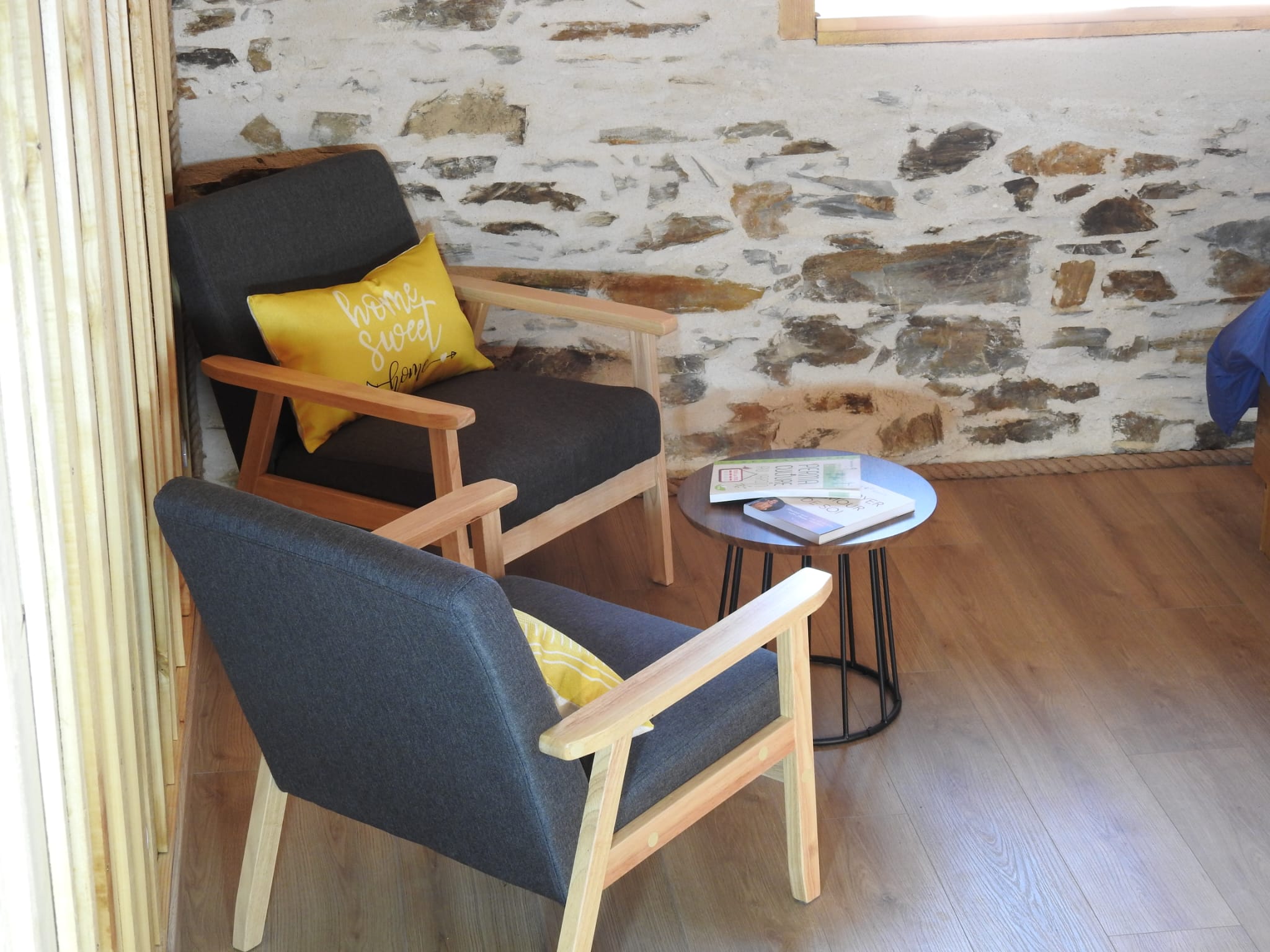 Coin lecture de la Chambre Plume avec fauteuils et petite table