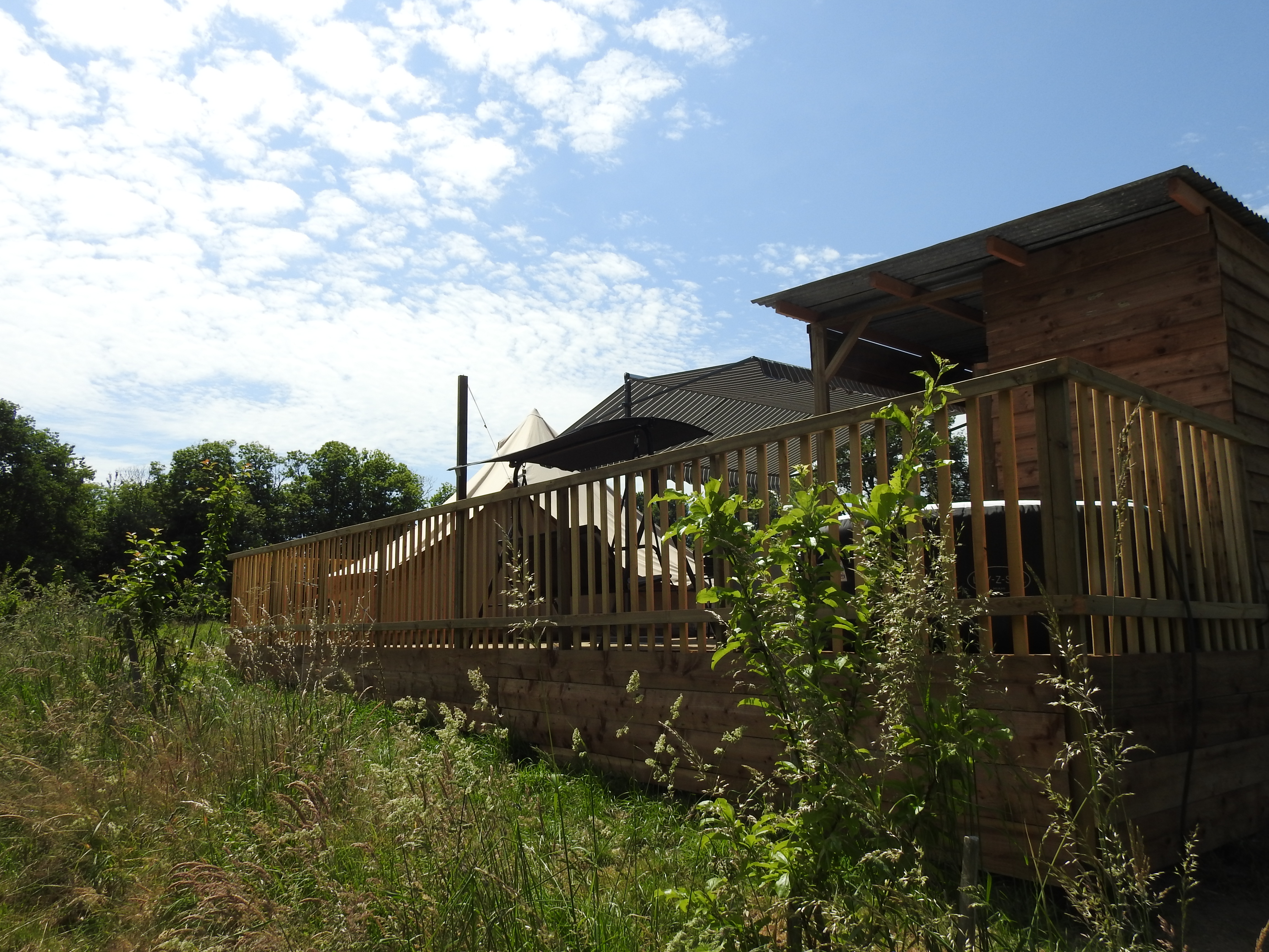 Tente glamping avec jacuzzi privatif