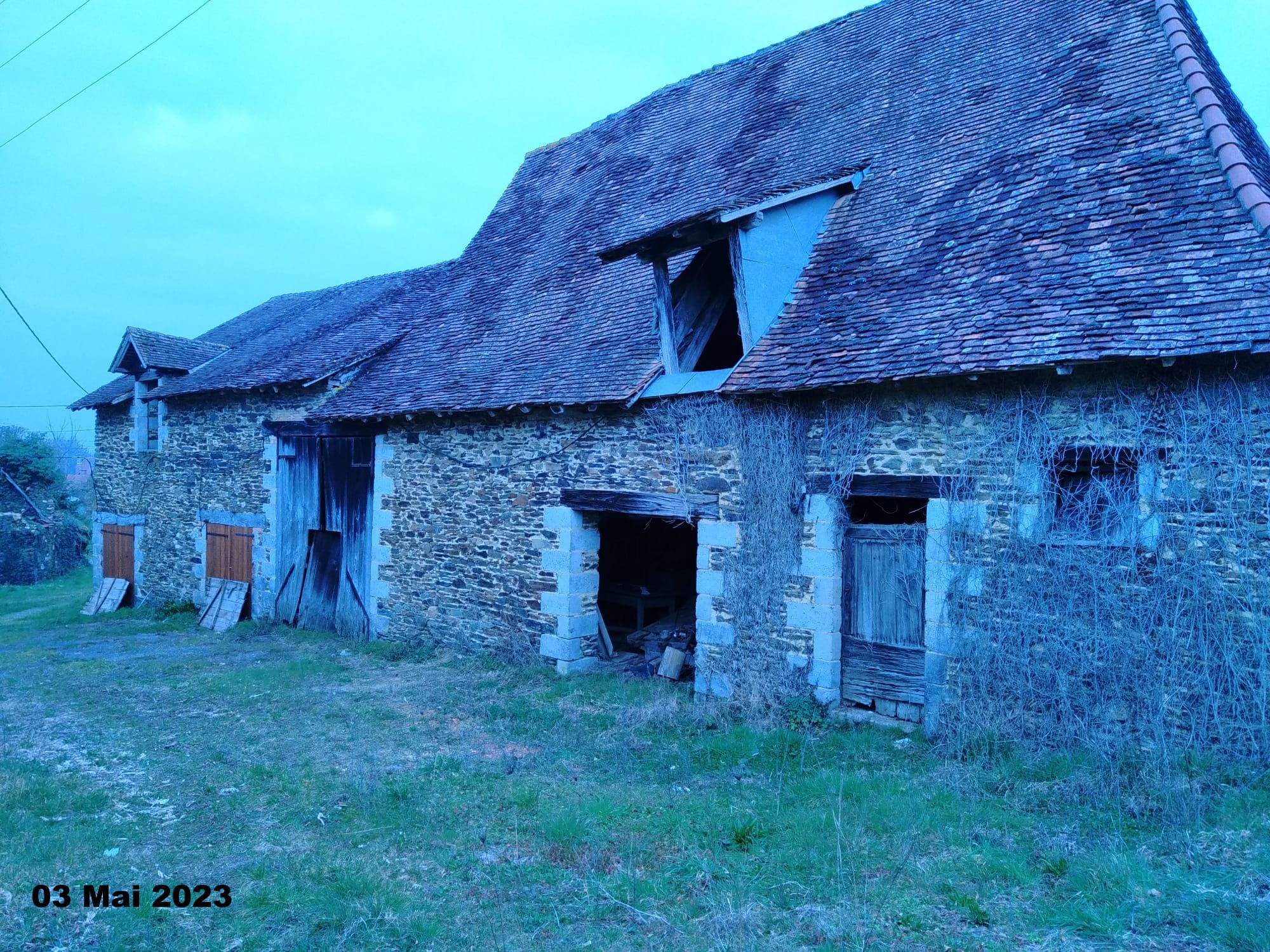 Ancien bâtiment en pierre du domaine au moment de l’achat en mai 2023