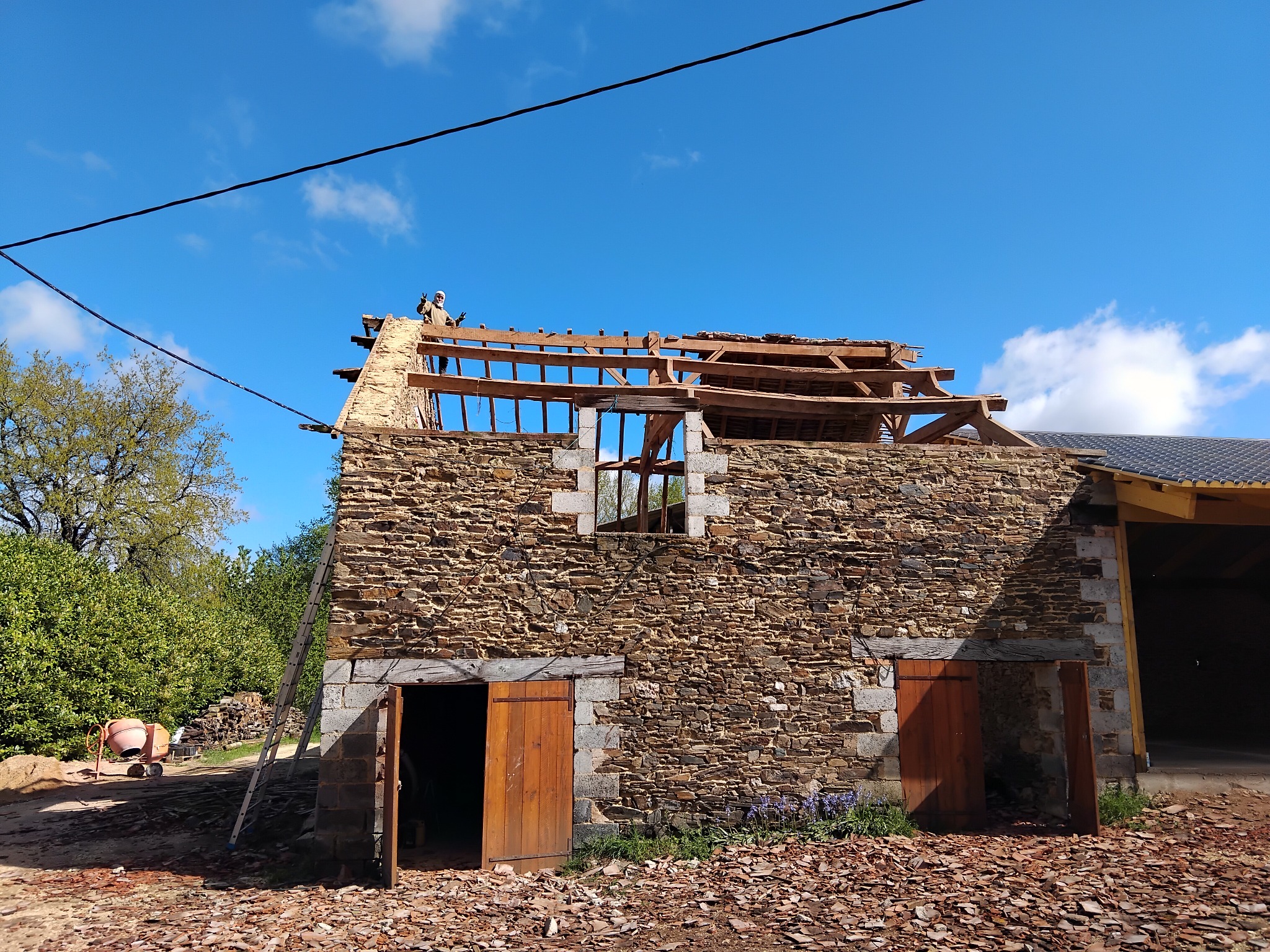Ancienne bâtisse en pierre ouverte pendant les travaux
