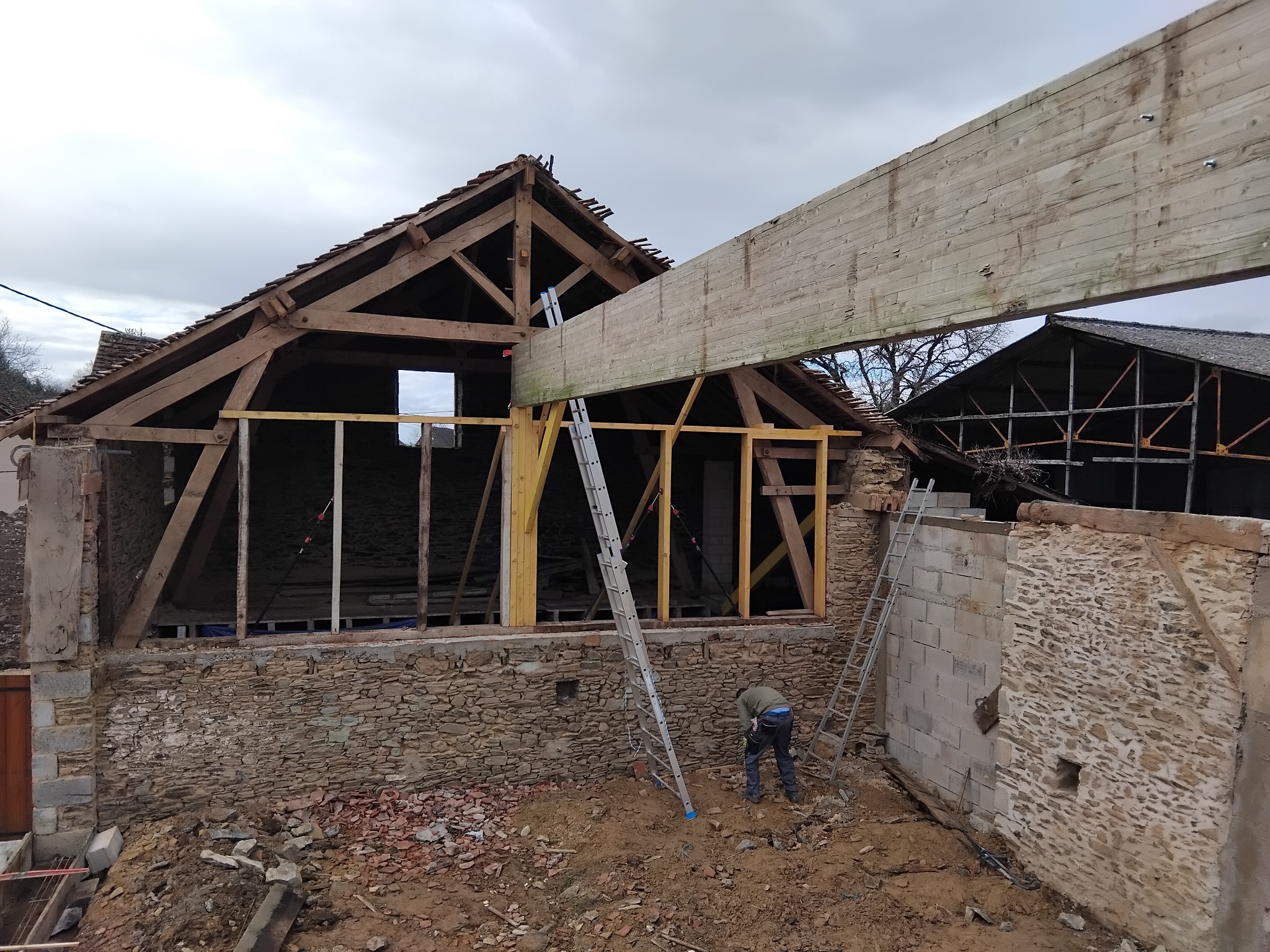 Ouverture en cours de création dans un bâtiment du domaine