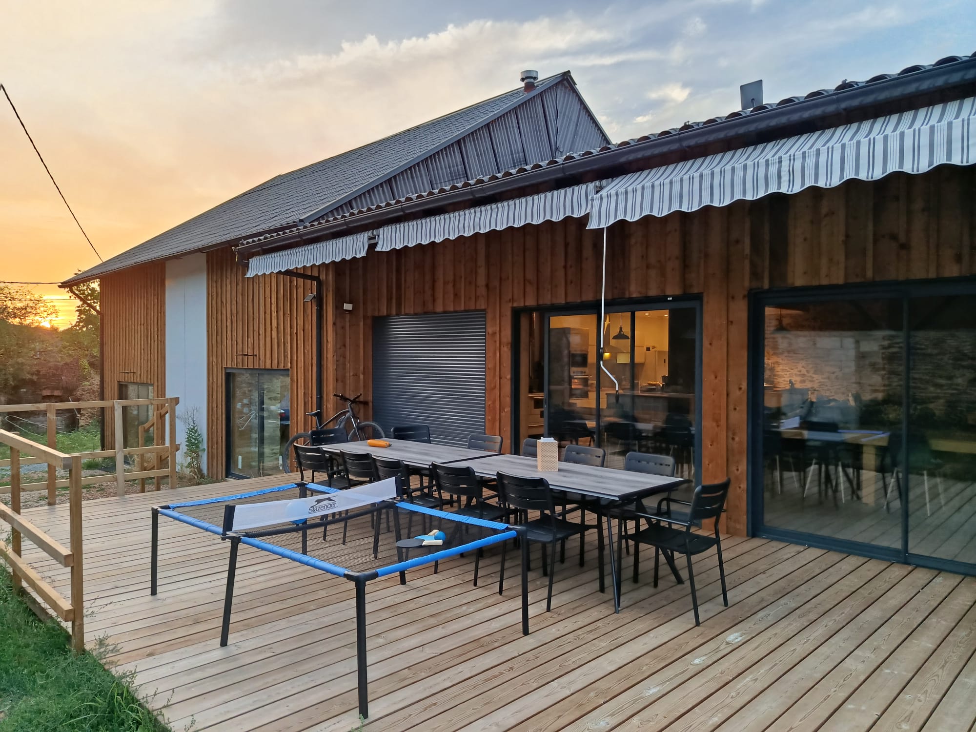 Grande terrasse et bâtiment rénové au coucher du soleil