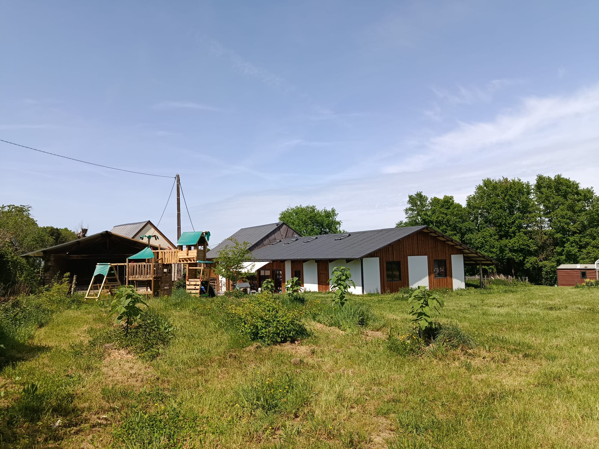 Vue d’ensemble du domaine après rénovation avec le parc enfants et le potager