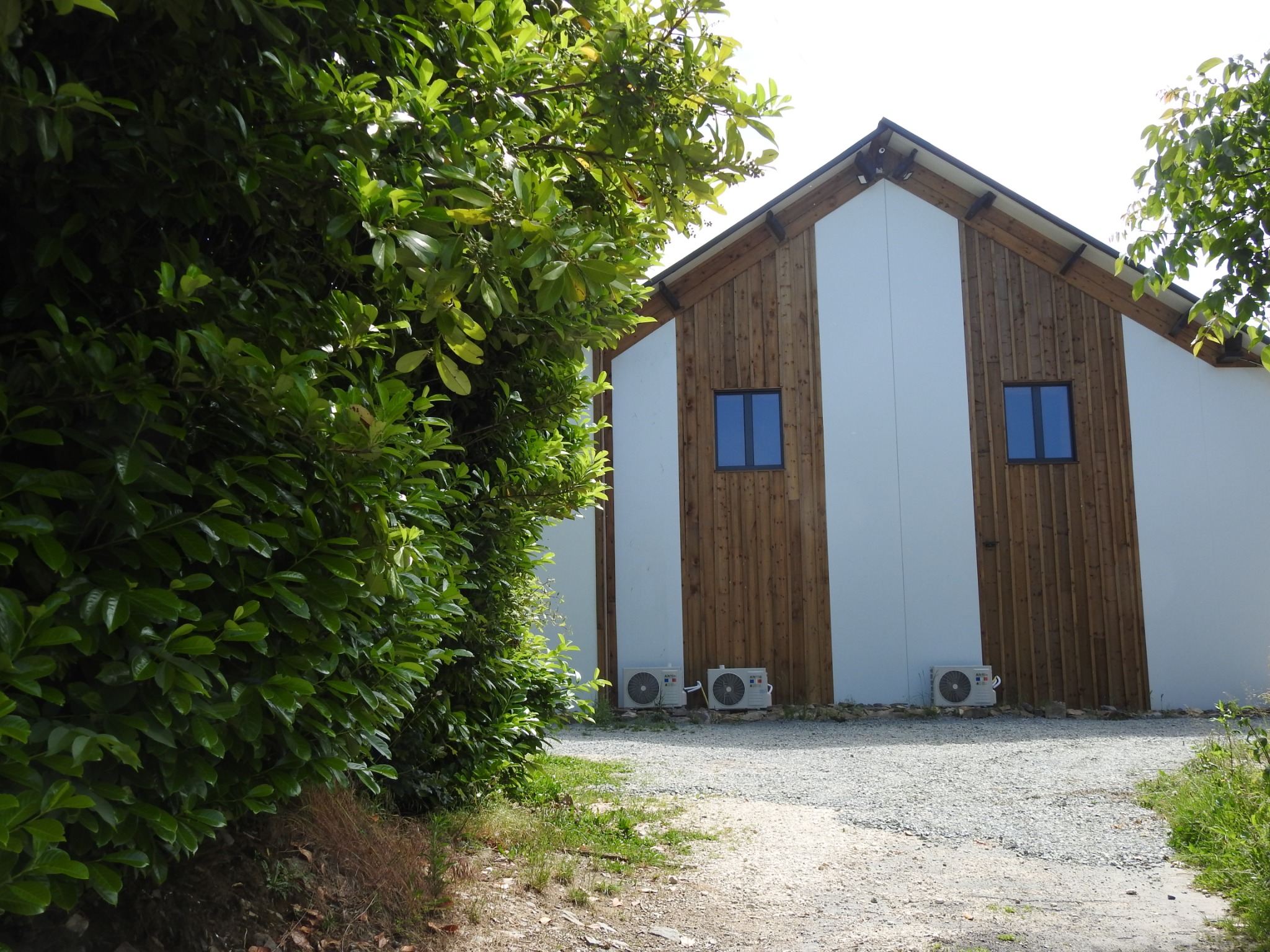 Façade rénovée en bois et pierre du bâtiment principal