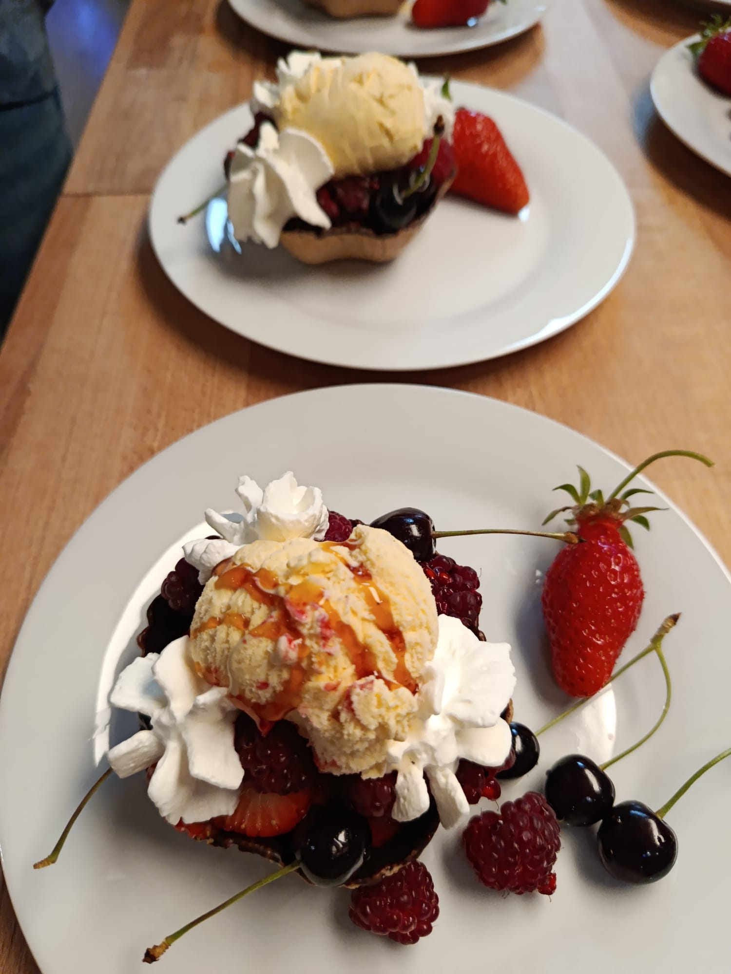 Dessert aux fruits rouges servi à table
