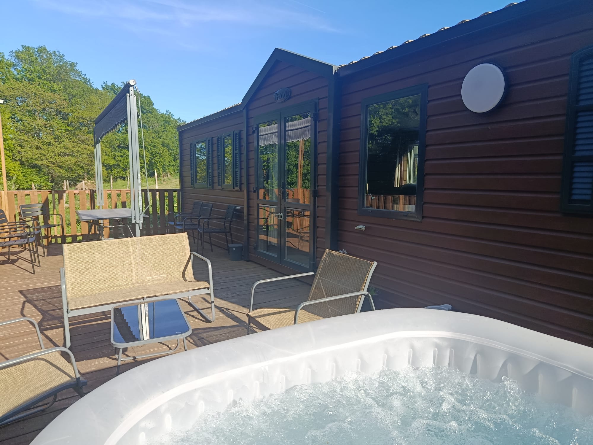 Mobil-home avec jacuzzi privatif sur la terrasse
