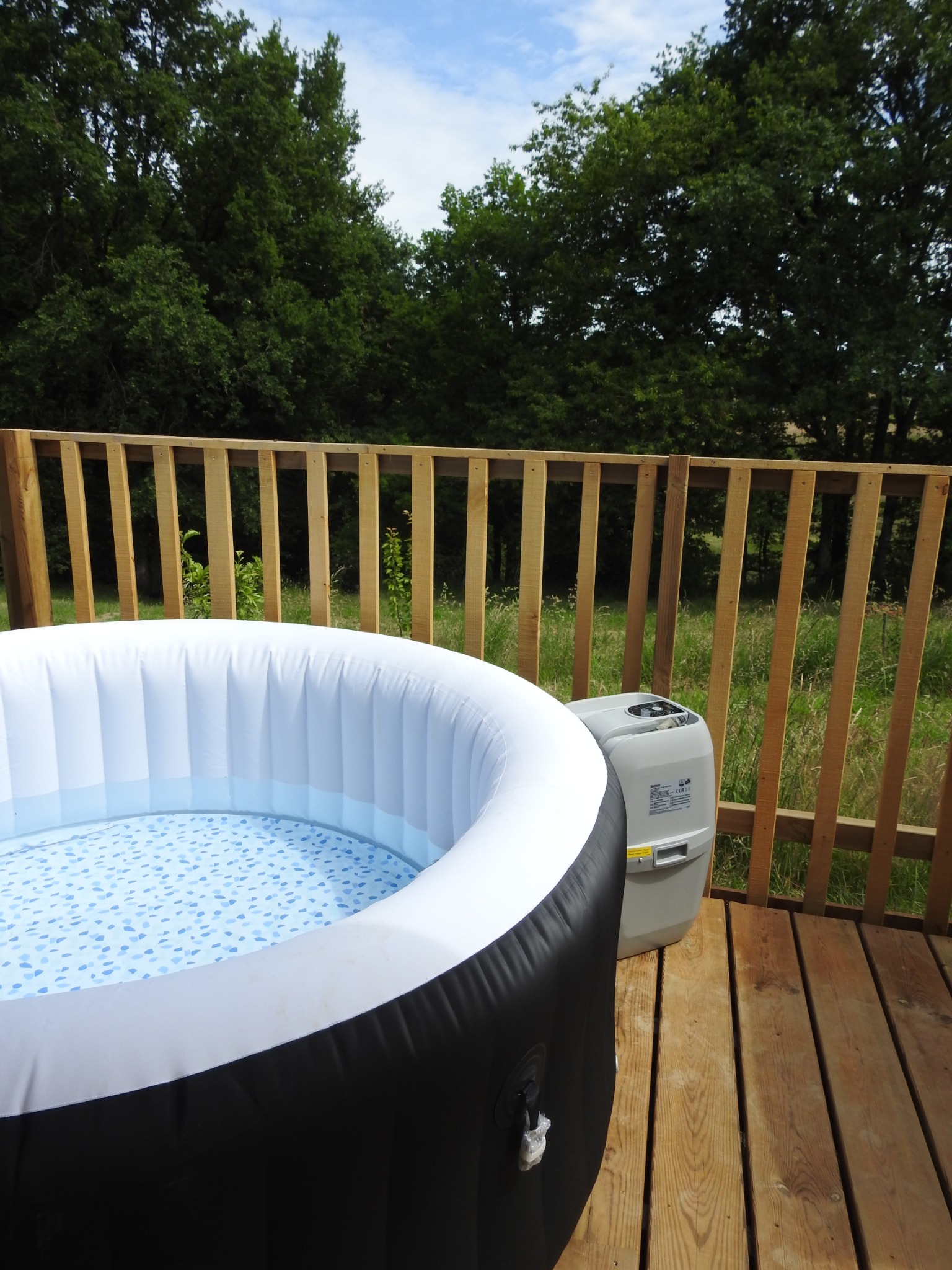 Jacuzzi privatif sur terrasse bois en pleine nature