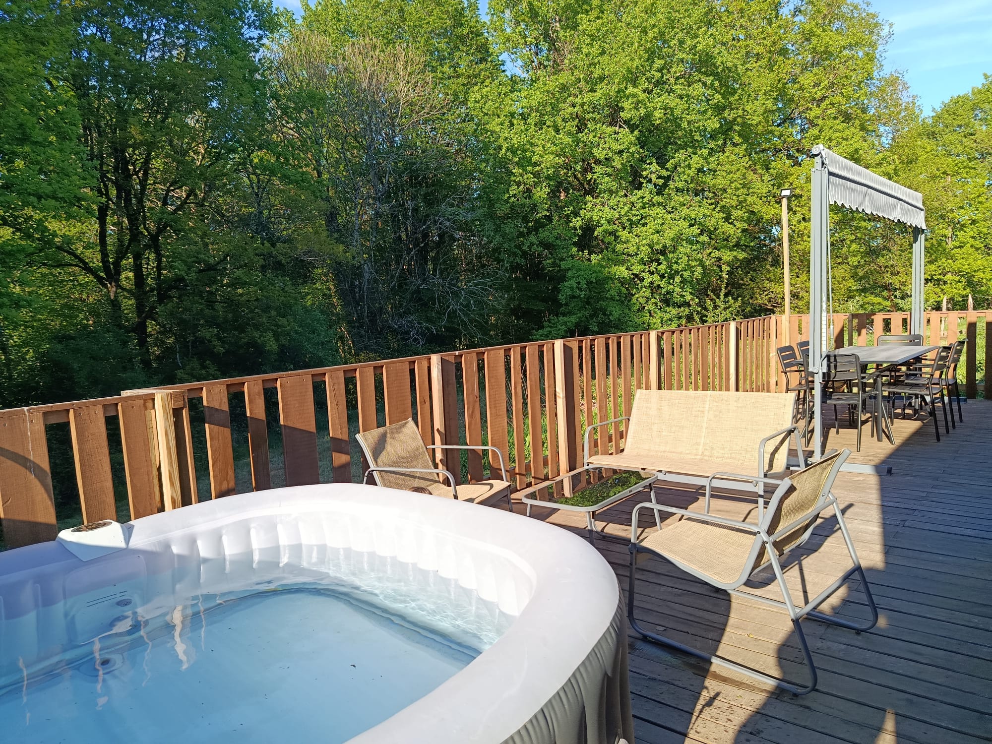 Terrasse avec jacuzzi privatif et espace détente