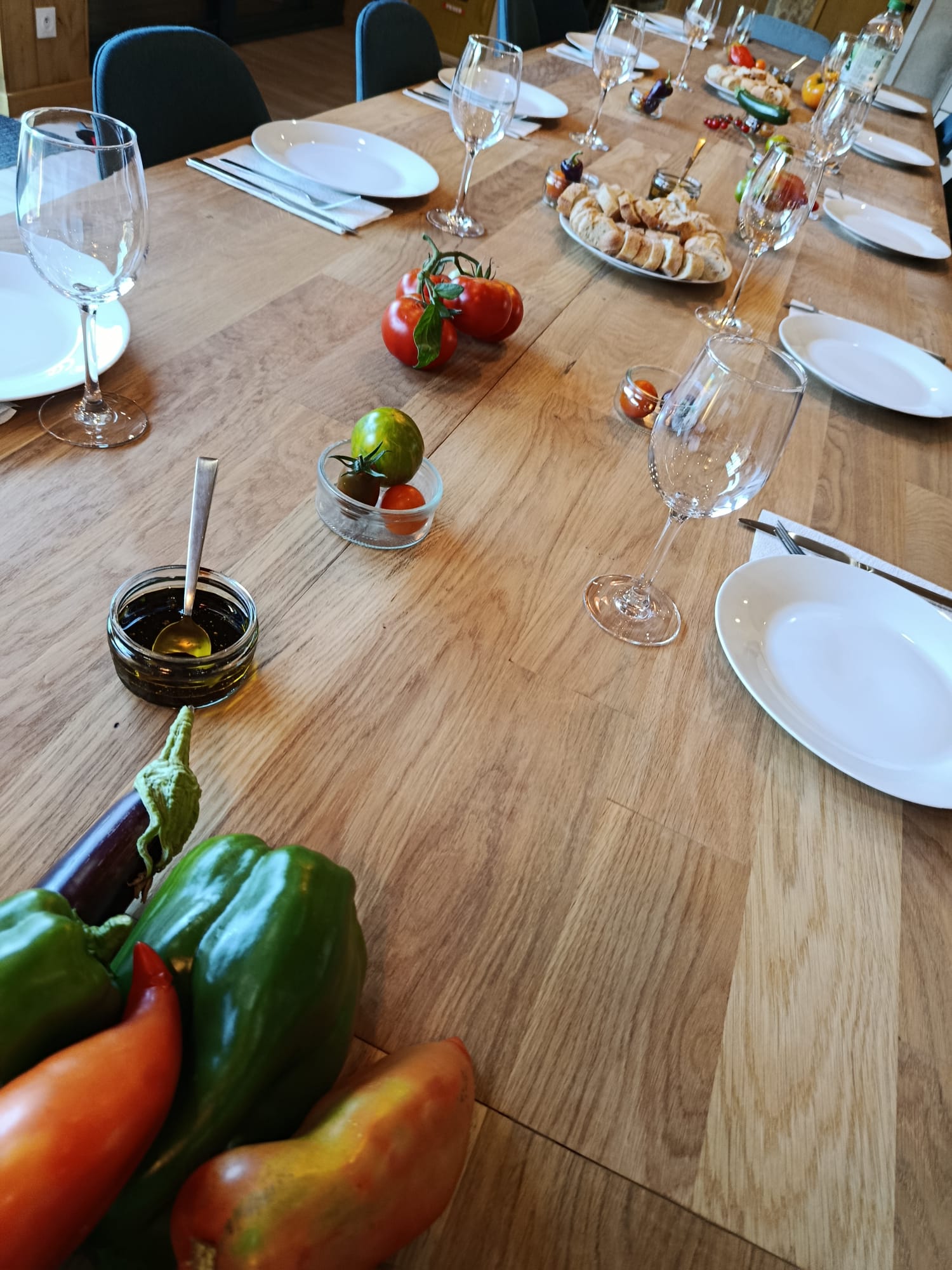 Grande table dressée avec légumes du potager